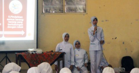 Mahasiswi Akbid Muslimat NU Kudus memberi penyuluhan bahaya merokok bagi remaja.