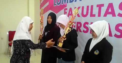 Siska Noviana Dewi (tengah) menerima trofi kejuaraan dari panitia.